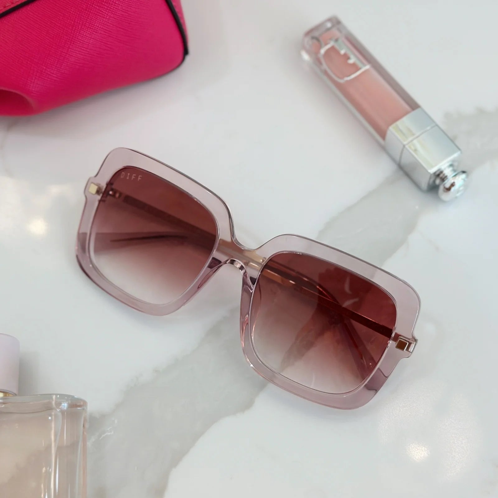 03-2024-_22july-SANDRA-LIGHTPINKCRYSTAL_DUSKGRADIENTSUNGLASSES_2_1600x_79857529-6ce1-462e-a0ca-638fcd45c056.webp