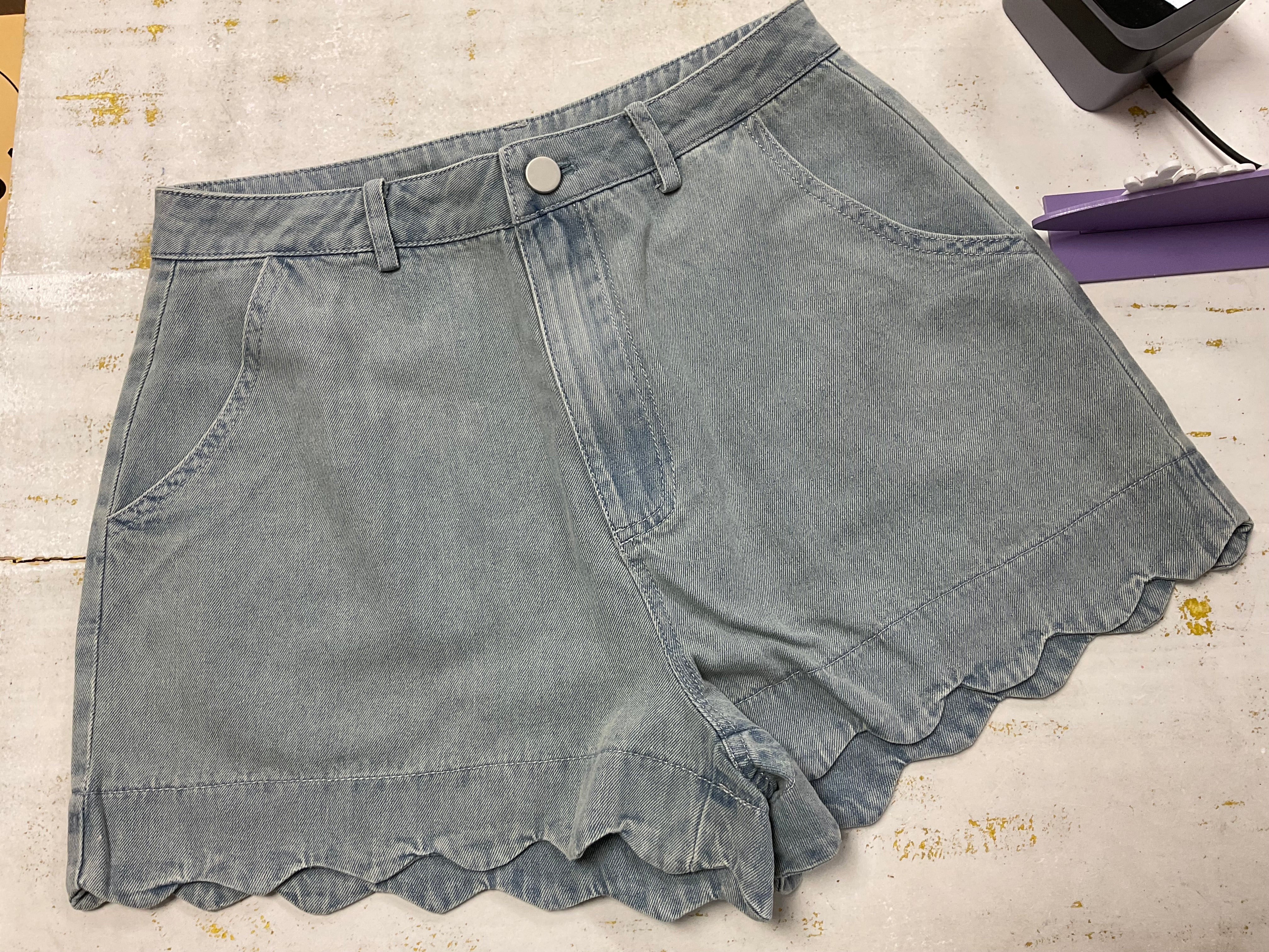 HIGH WAISTED DENIM SHORTS WITH SCALLOPED EDGE