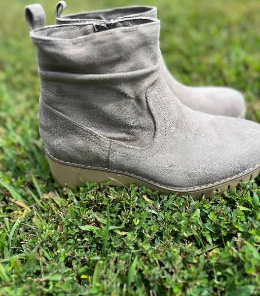 DASHING BOOTIES