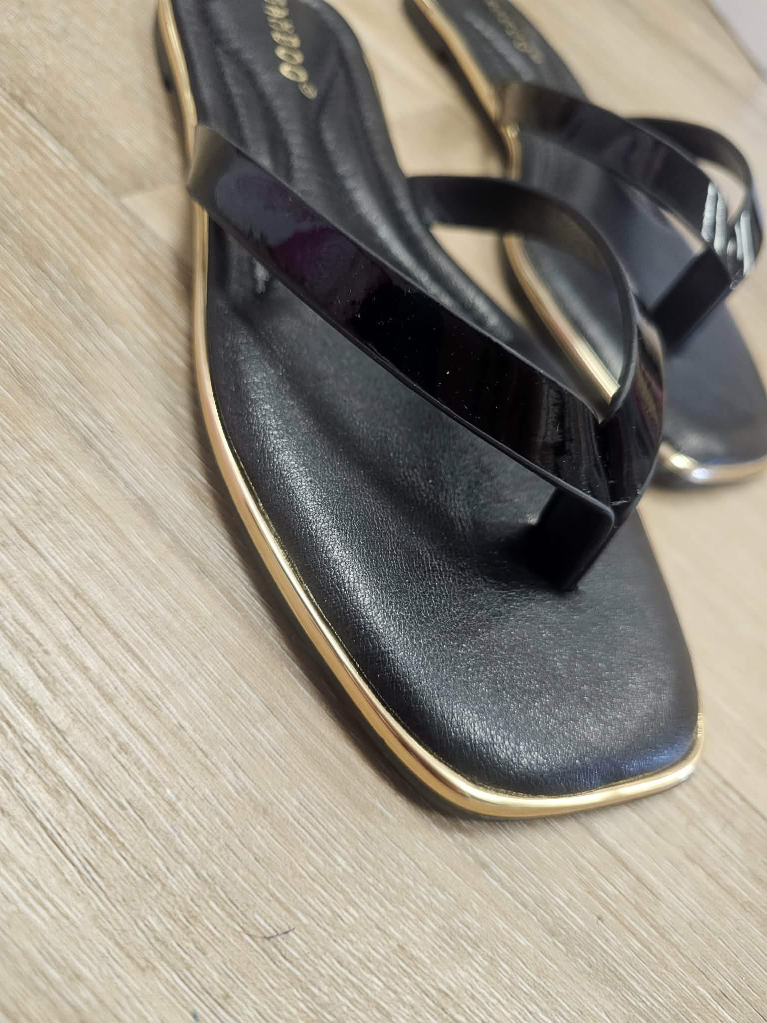Pointer Thong Sandal