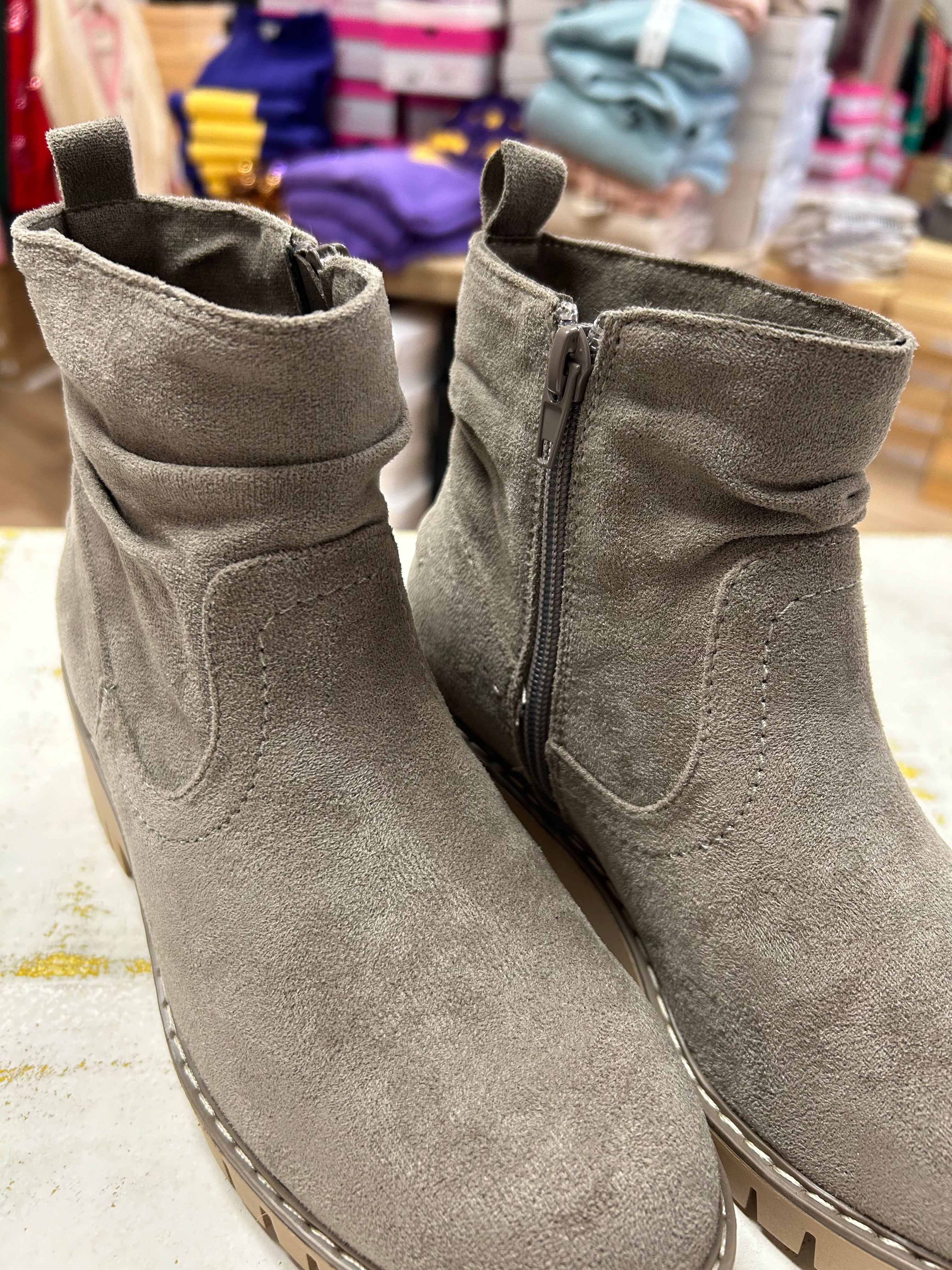DASHING BOOTIES