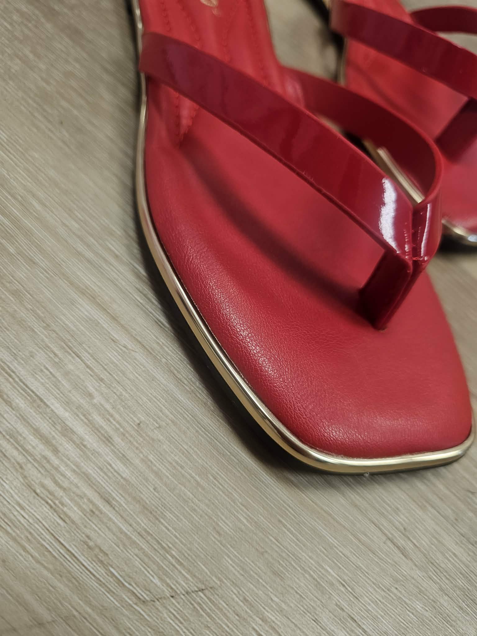 Pointer Thong Sandal