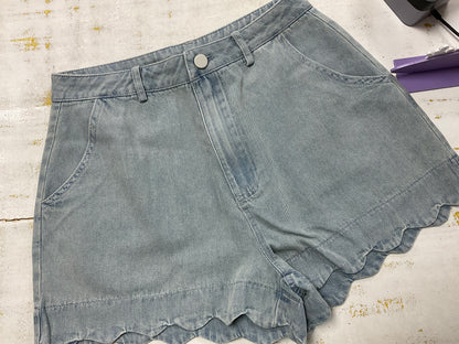 HIGH WAISTED DENIM SHORTS WITH SCALLOPED EDGE