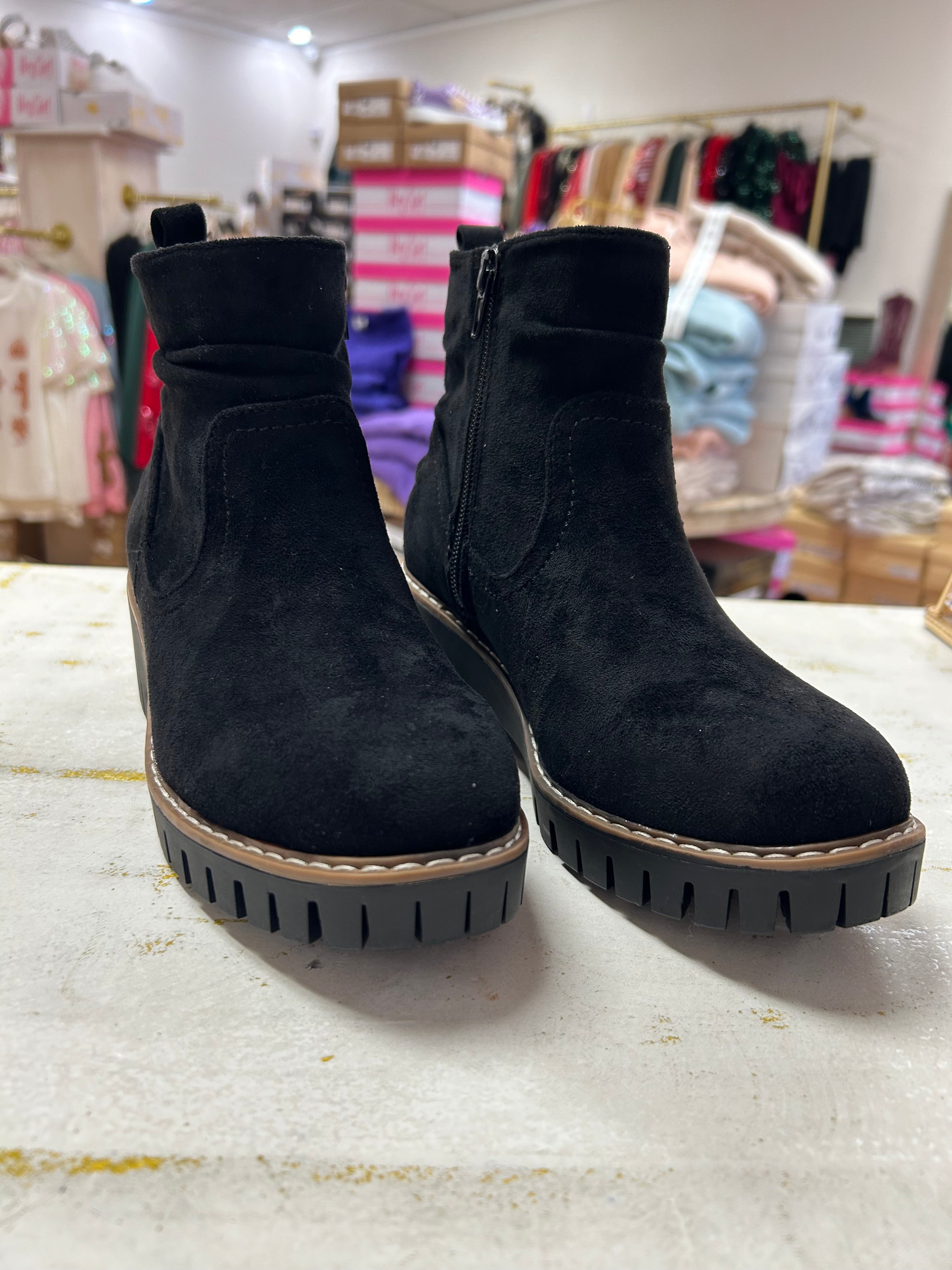 DASHING BOOTIES