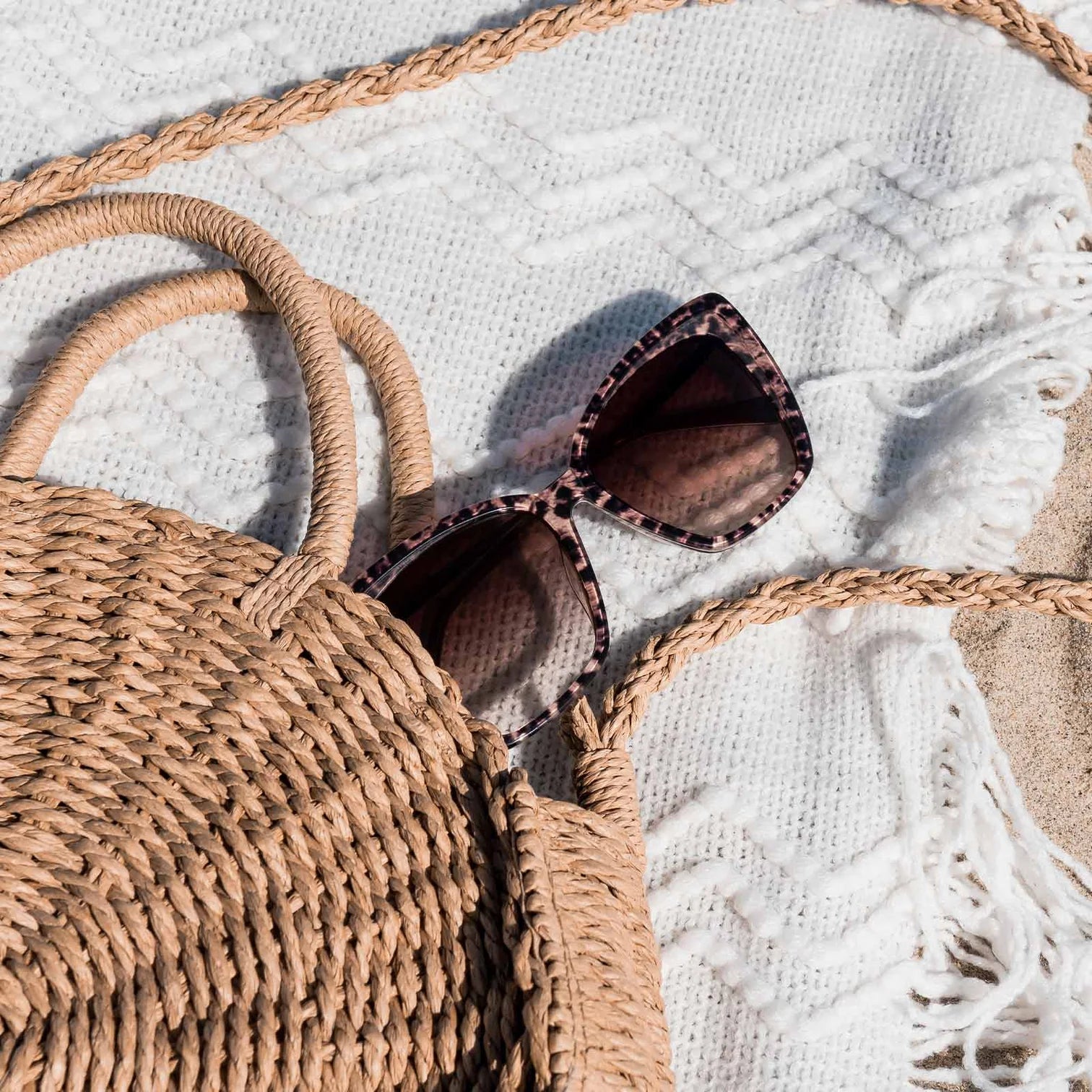 diff-june-2021-flatlay-beach-Sun-BeckyII-d_1512x_8e124789-6622-4e39-8f98-9207103421cf.webp